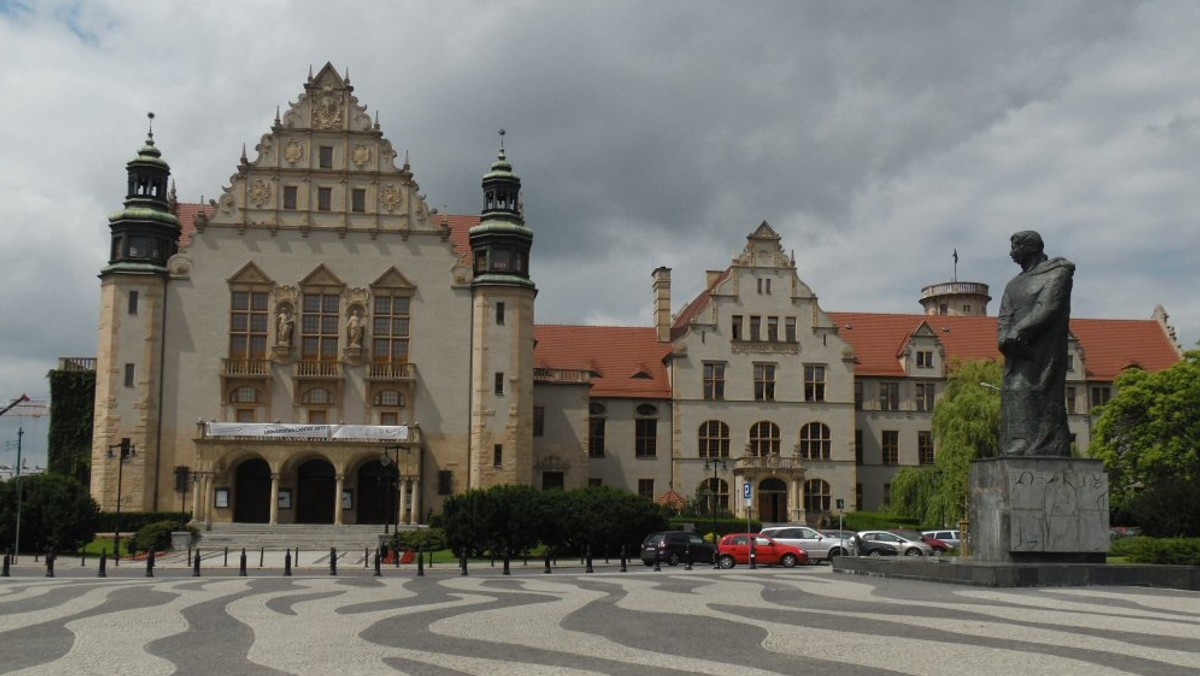 Zapowiedź demonstracji "Nacjonalizm nie przejdzie", organizowanej przez środowisko anarchistyczne w Poznaniu, zamieściły dwa instytuty. To nie spodobało się rektorowi prof. Andrzejowi Lesickiemu, który miał zasugerować ich usunięcie. Władze UAM tłumaczą, że uczelnia nie powinna być kojarzony z żadną ze stron politycznego sporu. - Instytucja uniwersytetu powinna stawać wobec takich praktyk w sposób kategoryczny i nieustępliwy - komentują anarchiści.