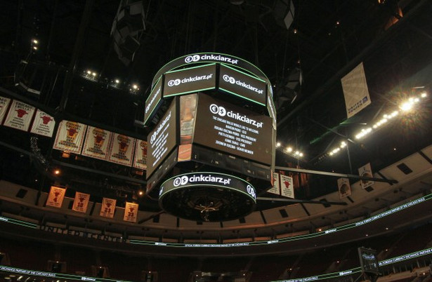 Wnętrze hali United Center podczas konferencji prasowej.