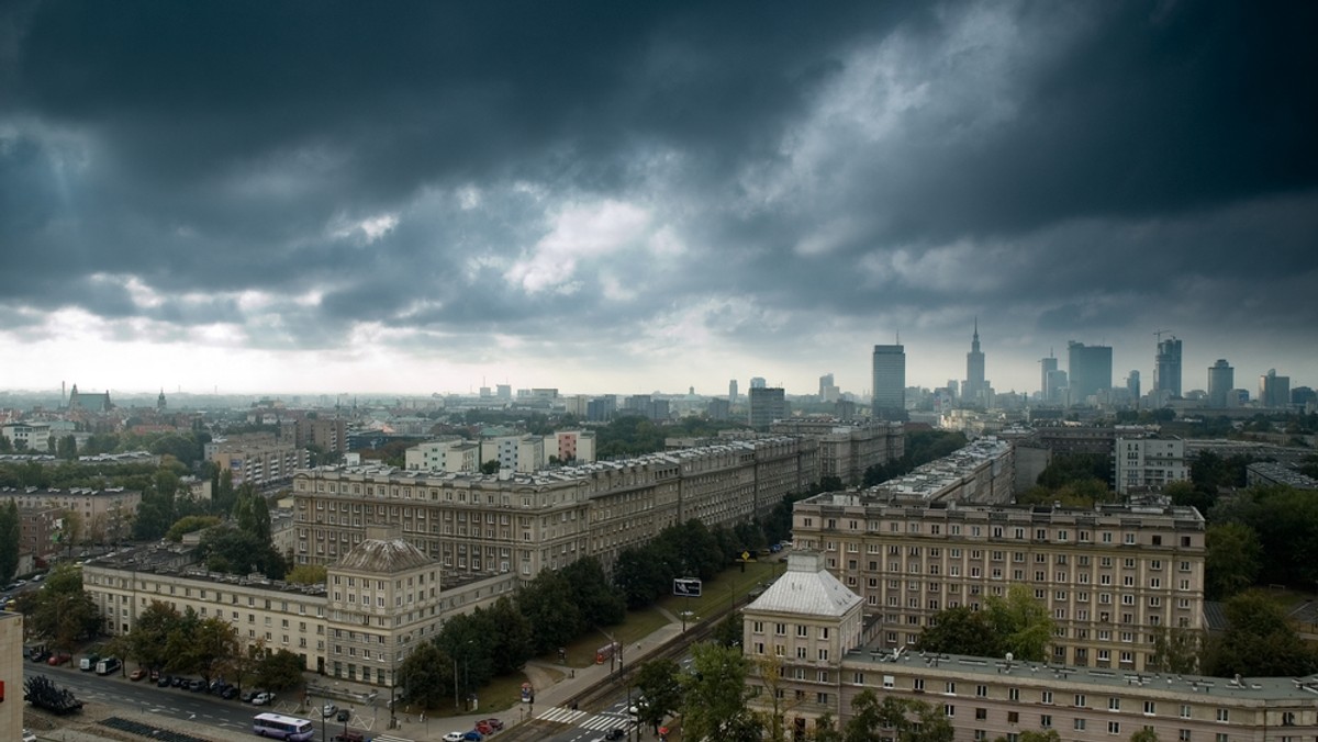 Warszawa: alert RCB dla mieszkańców stolicy w związku ze spodziewanymi silnymi burzami