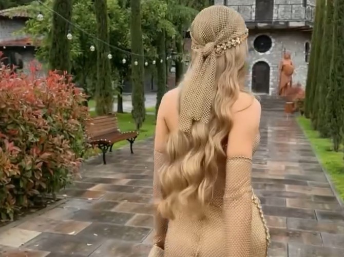 Enesa iz Gnjilana postala je veoma zapažena zbog svog stila na maturi