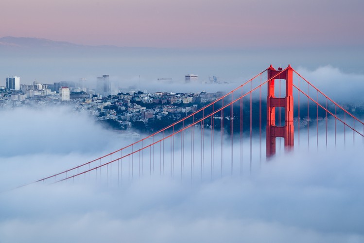 <strong>Golden Gate, San Francisco</strong>
<br><br>
Najbardziej rozpoznawalny most na świecie łączy San Francisco z hrabstwem Marin. Jak wynika z szacunków, miesięcznie przejeżdża po nim ponad 3,4 mln samochodów. Warto pojawić się przy moście z samego świtu, gdy spoczywa on we mgle przetaczającej się przez cieśninę Golden Gate.