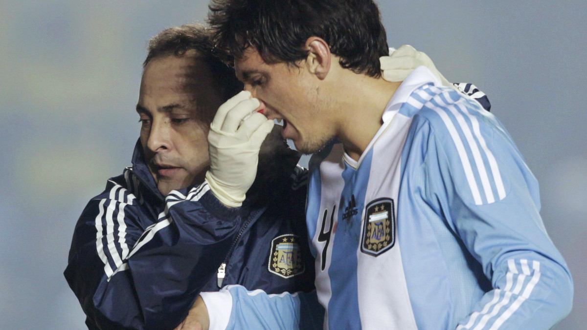 Piłkarz reprezentacji Argentyny i AS Roma Nicolas Burdisso w niedzielę przejdzie operację kolana, po tym jak doznał kontuzji więzadeł w meczu eliminacyjnym do mistrzostw świata 2014. Jego przerwa w grze potrwa kilka miesięcy.