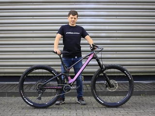 Paweł Marczak z rowerem marki Antidote Bikes