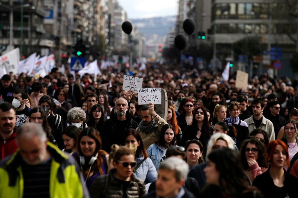 Katastrofa kolejowa i protesty. Dziesiątki tysięcy ludzi na ulicach Aten