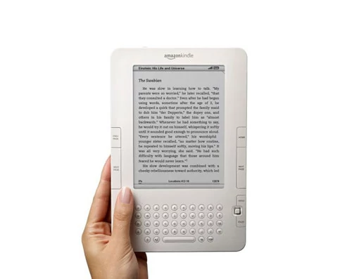 Kindle i iPad są w bardzo podobnych cenach, jednak pierwszy nie ma wielu funkcji, które ma drugi, a wynagradza to jedynie lubianą przez niektórych technologia e-papieru