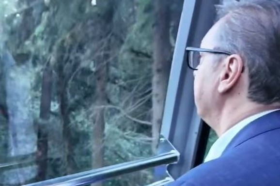 (VIDEO) "PROFESIONALNA DEFORMACIJA" Vučić objavio snimak sa žičare u Gruziji: "Odavde razmišljam..."