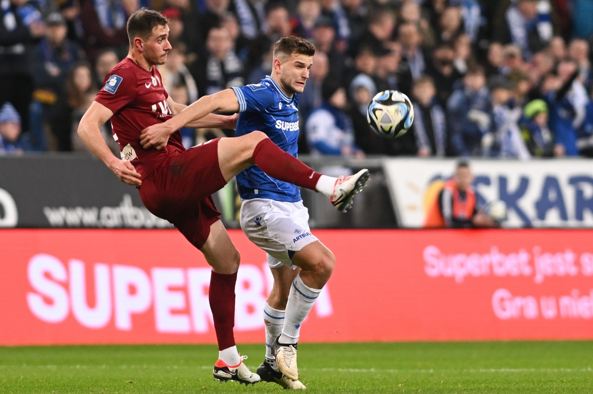 Piłkarz Lecha Poznań Filip Szymczak (P) i Alex Petkov (L) ze Śląska Wrocław podczas meczu Ekstraklasy