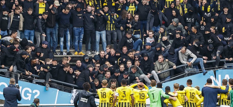 Podczas meczu zawaliła się część trybuny. Stadion został zamknięty