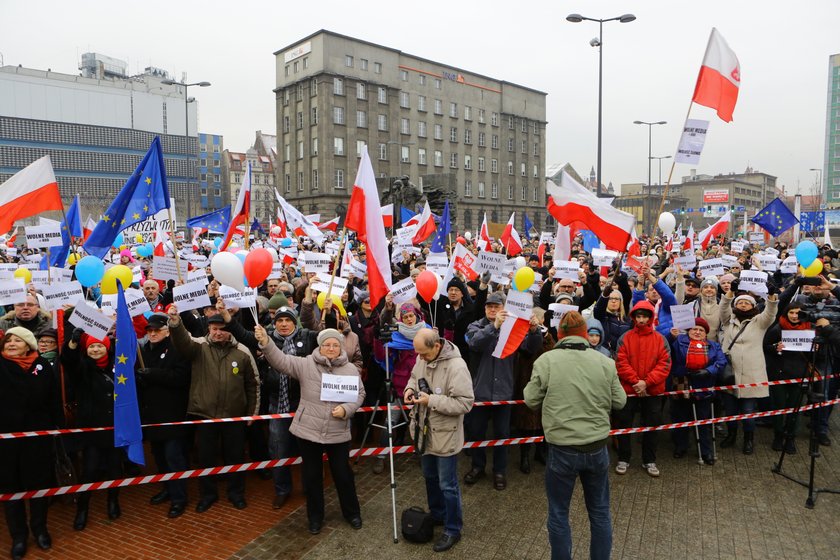 Ostre słowa na transparentach na manifestacji KOD