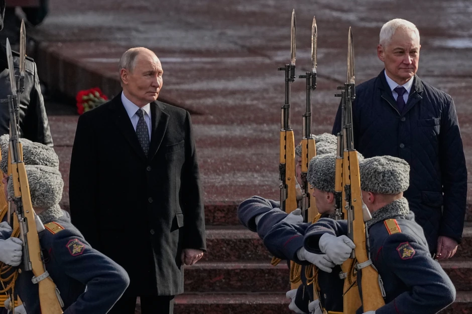 Ruski predsednik Vladimir Putin i ruski ministar odbrane Andrej Belousov na ceremoniji polaganja venaca na Grob nepoznatog junaka, 23. februara 2026.