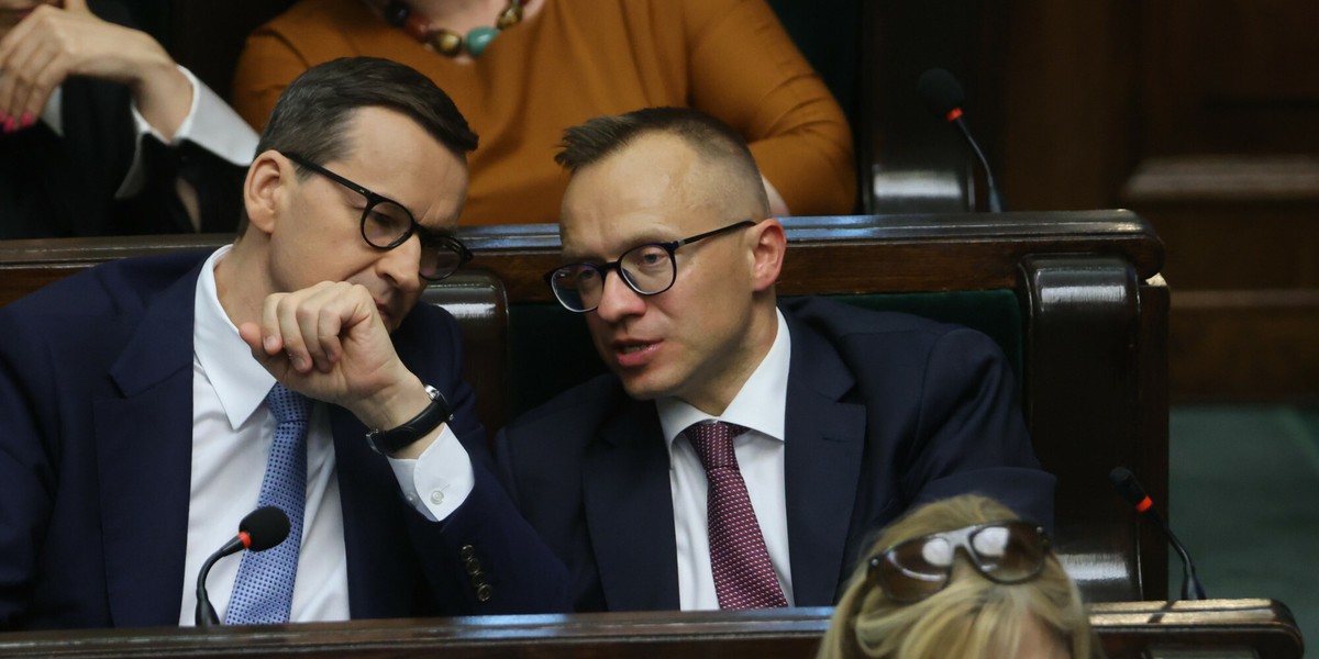 Premier Mateusz Morawiecki i wiceminister finansów Artur Soboń