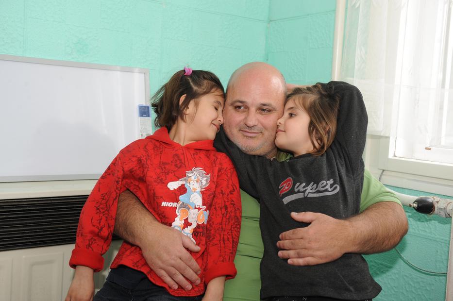 Bálint a két ikerlányával: egyikük orvos, a másik rendőr lesz/Fotó: Virág Márton
