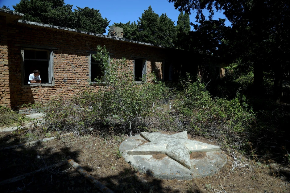 Ostrvo je prepuno napuštenih zgrada, ali i neeksplodiranih mina