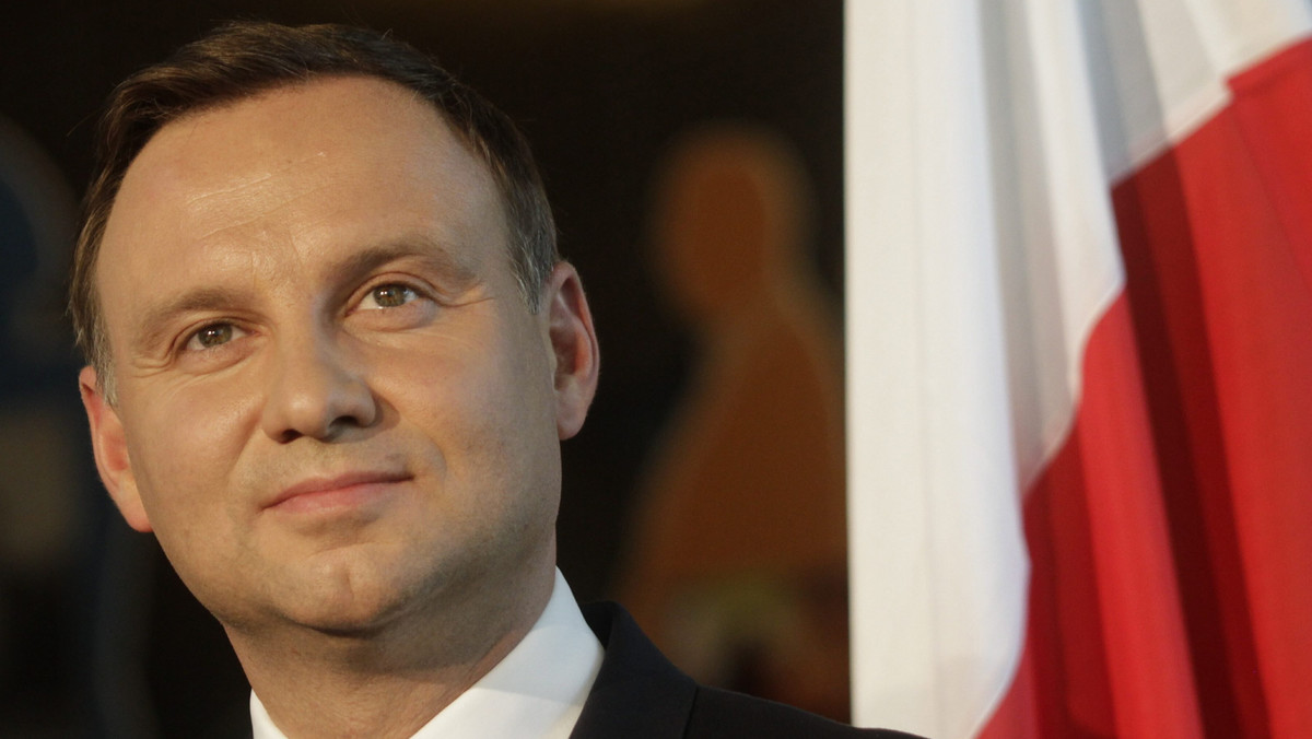 Prezydent Andrzej Duda cieszy się zaufaniem 37 proc. badanych w sondażu Ariadna. Spada zaufanie, krytycznie oceniana jest działalność prezydenta. Negatywne sądy obejmują zastosowanie prawa łaski wobec ministra Kamińskiego (53 proc. ), a także dotyczą sporu o Trybunał Konstytucyjny (42 proc.). Badani sądzą, że działania prezydenta za bardzo powiązane są z interesem PiS. Czy prezydentowi uda się zbudować niezależną pozycję? Znaleźć ponadpartyjny kompromis w sprawie Trybunału?