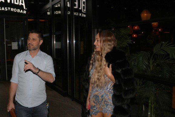 LUNA ĐOGANI KAO DŽEJ LO NA PROSLAVI 30. ROĐENDANA U miniću sa brutalnim dekolteom stigla u restoran, Marko se ne odvaja od nje