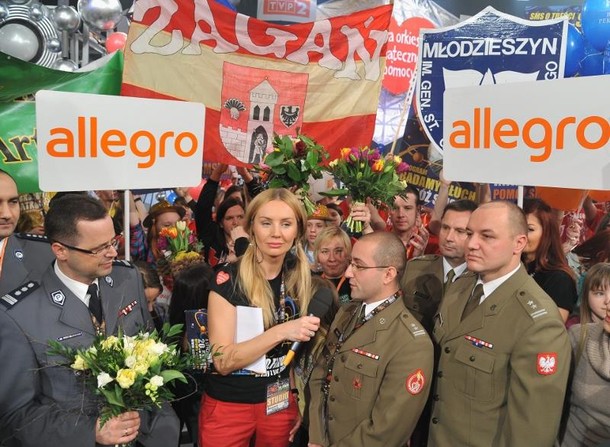 WOŚP 2012 1 policjanci i żołnierze w telewizyjnym studio Orkiestry