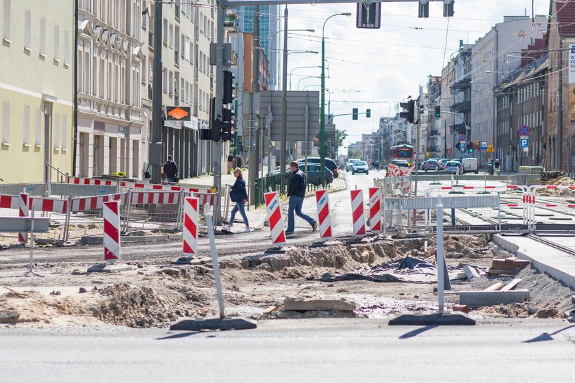 Trwa walka o możliwie najszybsze zakończenie przebudowy ulicy Dąbrowskiego.