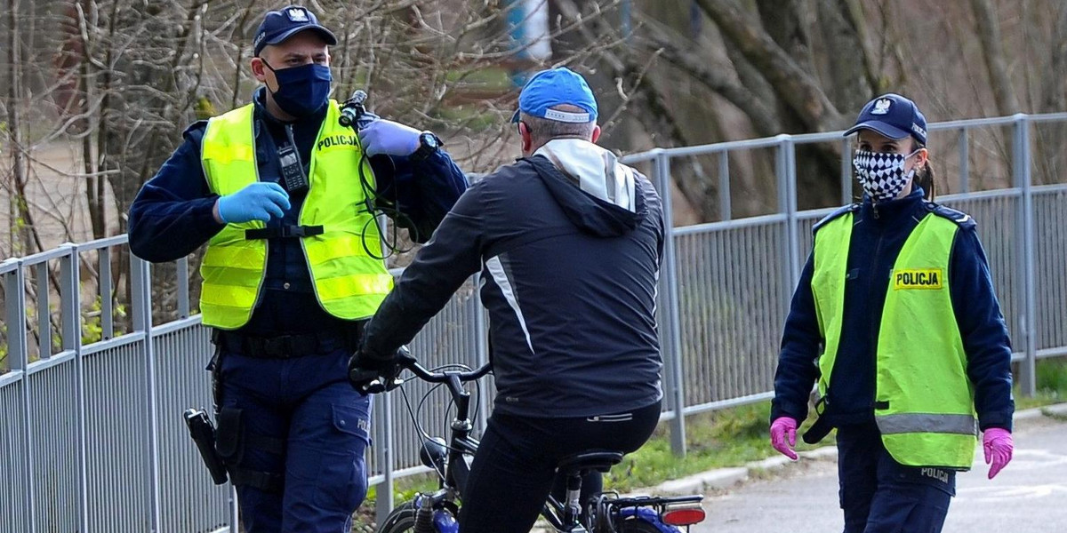 Na zdjęciu: patrol policji zatrzymuje rowerzystę w Lasku Arkoskim, 4 kwietnia 2020