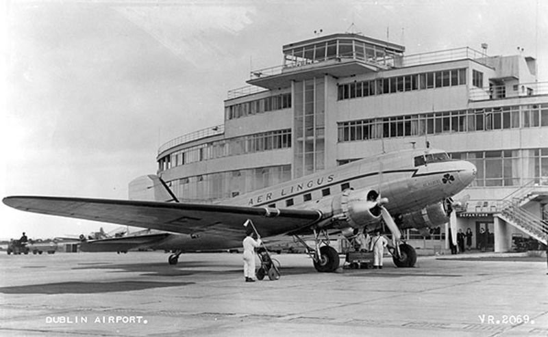 DC-3 przed pierwszym budynkiem terminalu lotniska w Dublinie
