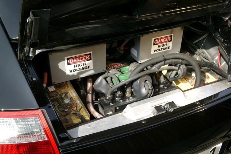 Motor daje kierowcy 150 kW, co odpowiada mocy 204 KM spalinowej jednostki