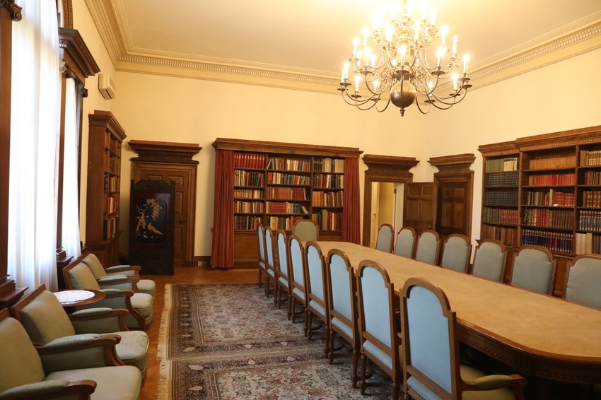 Ovalni sto u Belom dvoru