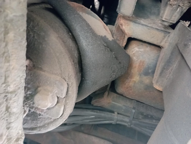 Uszkodzona poduszka zawieszenia pneumatycznego autokaru po "wystrzale"