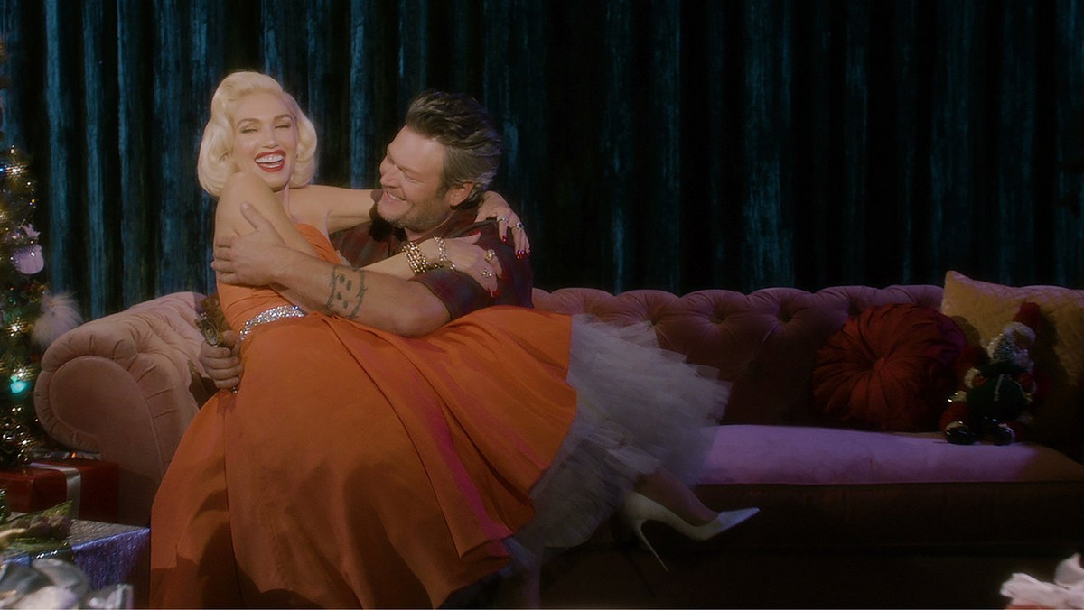 Gwen Stefani zaprezentowała świąteczny klip do utworu „You Make It Feel Like Christmas”. W teledysku pojawia się partner wokalistki, Blake Shelton.