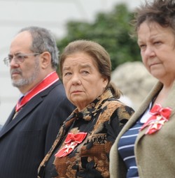 Warta honorowa pod pałacem. Odznaczeni uczcili ofiary Smoleńska