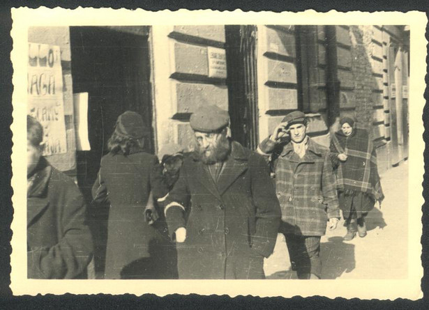 Żołnierze Wehrmachtu sprzedają zdjęcia z getta