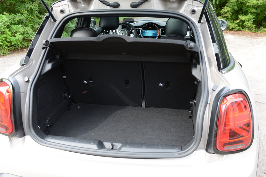 The Mini Cooper S has a trunk of 278 liters, which is fine in the city, but certainly not enough for a holiday trip.