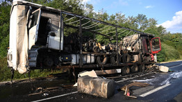 Rommá égett egy kamion az M0-son Törökbálintnál – fotók