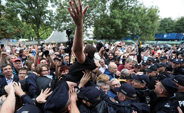 Protestujący pomalowali budynek Sejmu. Brudziński: Cierpliwość policjantów jest wręcz anielska