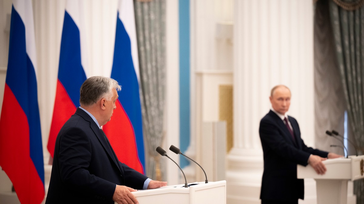 Orbánt leszólták a Putyinnal való találkozója miatt, de vajon miért is kellett volna engedélyt kérnie ehhez? – A szakértő válaszol