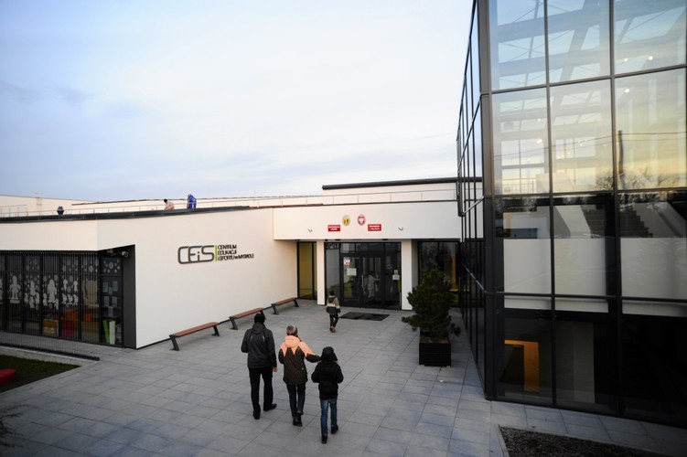 Wybudowany obiekt, warty ok. 50 mln zł, to dopiero I część inwestycji. Jak pisał <a href=' http://kurierpoludniowy.pl/wiadomosci.php?art=11939' target='_blank'>Kurier Południowy</a>, w przyszłości, po wschodniej stronie centrum zostanie wybudowany stadion sportowy z 4-torową bieżnią, boiskiem piłkarskim oraz dwoma boiskami wielofunkcyjnymi do koszykówki i siatkówki, pokrytymi syntetyczną nawierzchnią oraz trybuny z zadaszeniem na 420 miejsc. Na kolejnym zdjęciu wizualizacja całości obiektu.