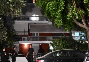 Policija ispred zgrade gde su pronađena tela