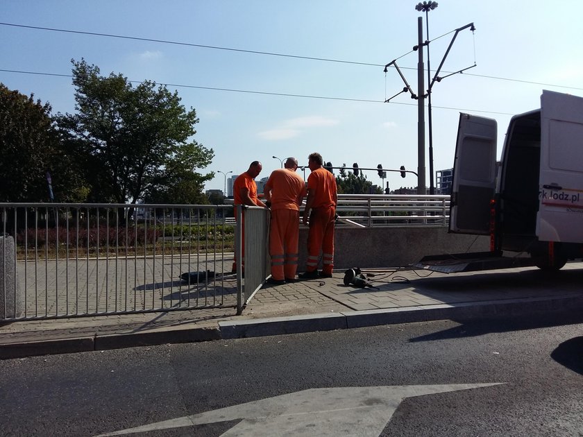 Barierka na przystanku MPK przy szpitalu WAM zdjęta. Sukces Faktu. ZDiT przyznał: to był błąd