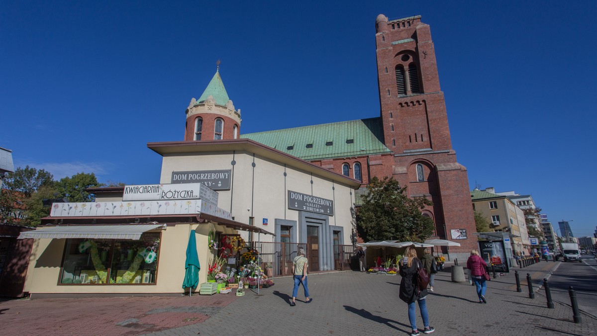 Dom pogrzebowy przy placu Narutowicza w Warszawie od lat budzi kontrowersje. Okazuje się, że budynek jest tak brzydki, że plan zagospodarowania okolicy pozwala na jego rozbiórkę. Decyzja planistów jest zaskakująca, ponieważ w Warszawie nie było dotąd przypadku, w którym nakazano rozbiórkę bądź przeniesienie istniejącego budynku - informuje "Gazeta Wyborcza".