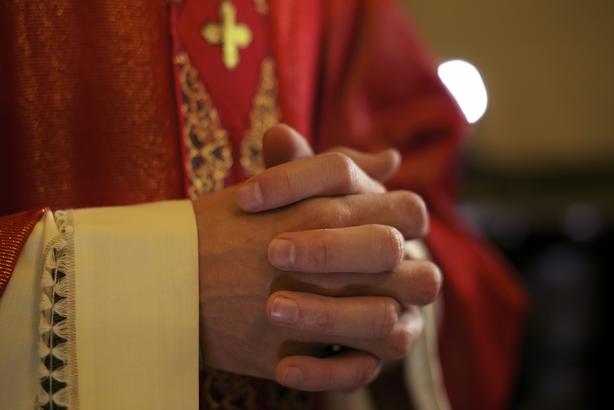 Ponura prawda o życiu księży. Większość powołań to ucieczka.