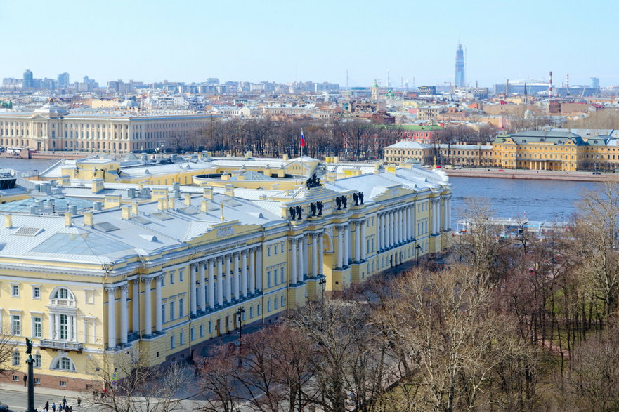 Widok kolumnady św. Izaaka na dawnym budynku Senatu i Synodu oraz nabrzeżu Newy w historycznym centrum Sankt Petersburga, Rosja