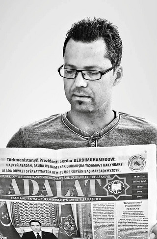 Ruslan Mýatiýew turkmeński dziennikarz, założyciel i redaktor naczelny niezależnego portalu Turkmen.news, mieszka w Holandii