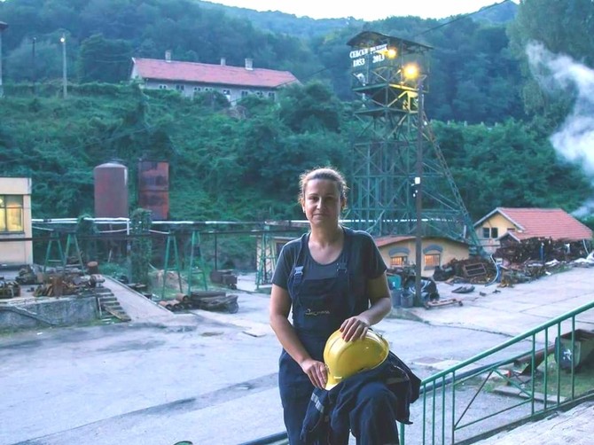 Jasmina svakog dana silazi u jamu rudnika Čukaru Peki kod Bora jer je njeno radno mesto u podzemnoj eksploataciji, pa u šali kaže da je pod zemljom njena kancelarija