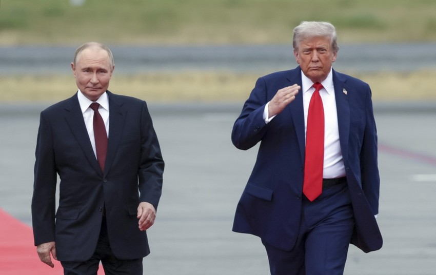 Vladimir Putin i Donald Tramp u Enkoridžu 15. avgusta 2025.