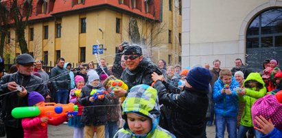 Śmigus-Dyngus w Łodzi. Zobacz bitwę wodną przed kościołem