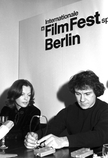 Romy Schneider és Harvey Keitel 1980-ban a Berlini Filmfesztiválon. A színésznő ekkor már sokat látott, elismert művész volt, aki a tragédiák és betegségek ellenére is aktívan dolgozott – szakmai elhivatottsága az utolsó éveiben is töretlen maradt.