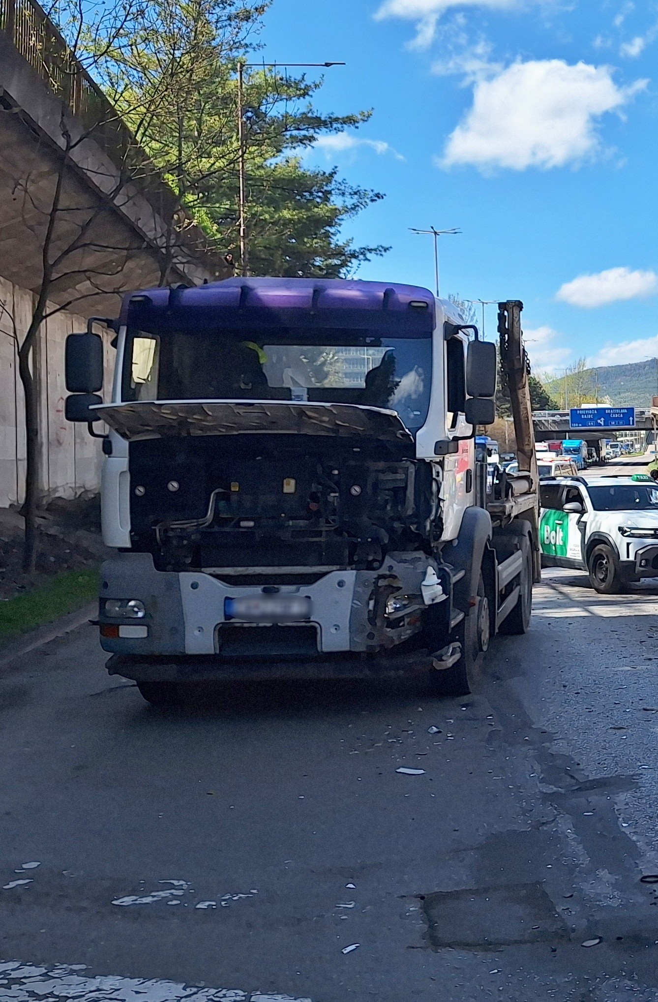 Polícia žiada svedkov dopravnej nehody v Žiline o pomoc pri jej objasňovaní.