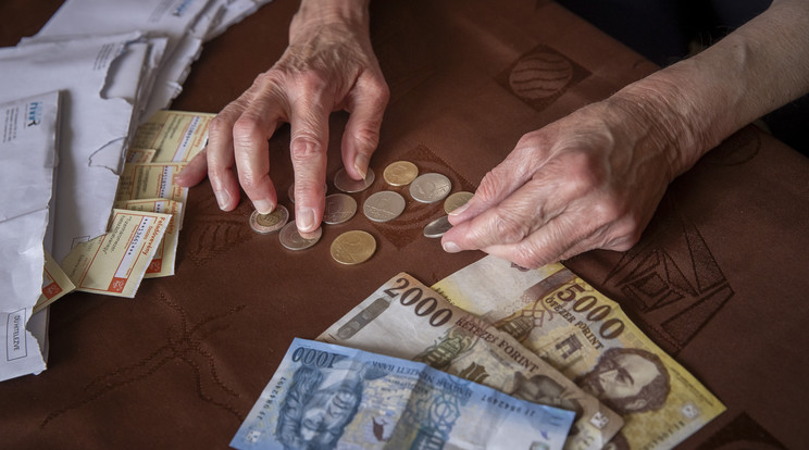 A nyugdíjemelés és a nyugdíjprémium segítségével évente közel 400.000 forint plusz juttatásra tehetnek szert a nyugdíjasok. / Fotó: Blikk, Knap Zoltán /