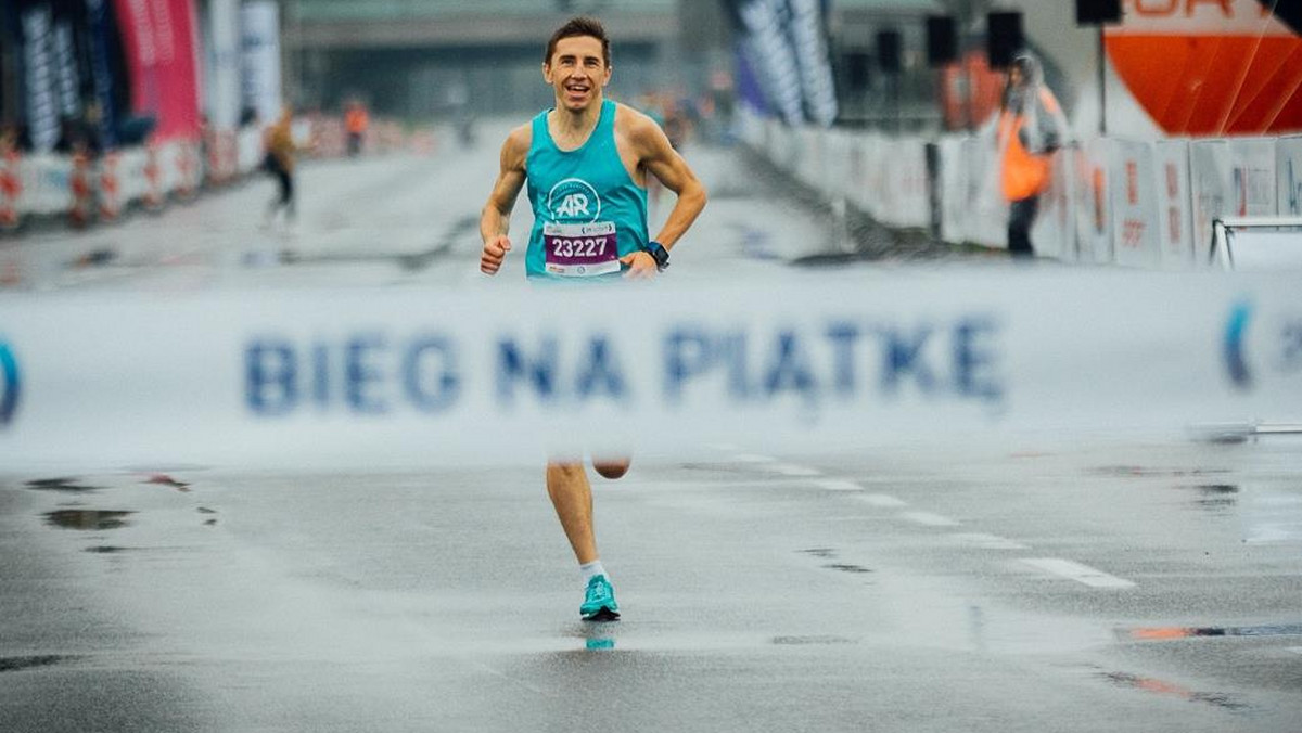 Kamil Jastrzębski ma w domowej gablocie coraz więcej pucharów za wgrane biegi. Wszystko wskazuje na to, że zawodnik Adidas Runners Warsaw dopiero się rozkręca i nie powiedział jeszcze w wyczynowym sporcie ostatniego słowa.