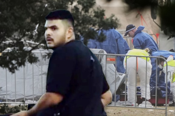 (FOTO, VIDEO) OTAC (50) I SIN (24) NAPRAVILI POKOLJ NA PLAŽI U SIDNEJU Tela padala na sve strane, pronađene i BOMBE! Sa sobom imali čitav ARSENAL ORUŽJA, a zaustavio ih prodavac voća