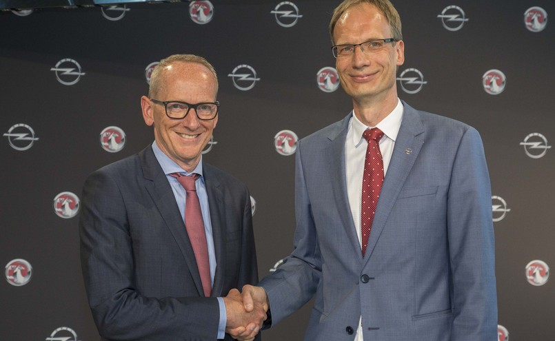 Karl-Thomas Neumann (po lewej) oraz nowy dyrektor generalny firmy Opel, Michael Lohscheller