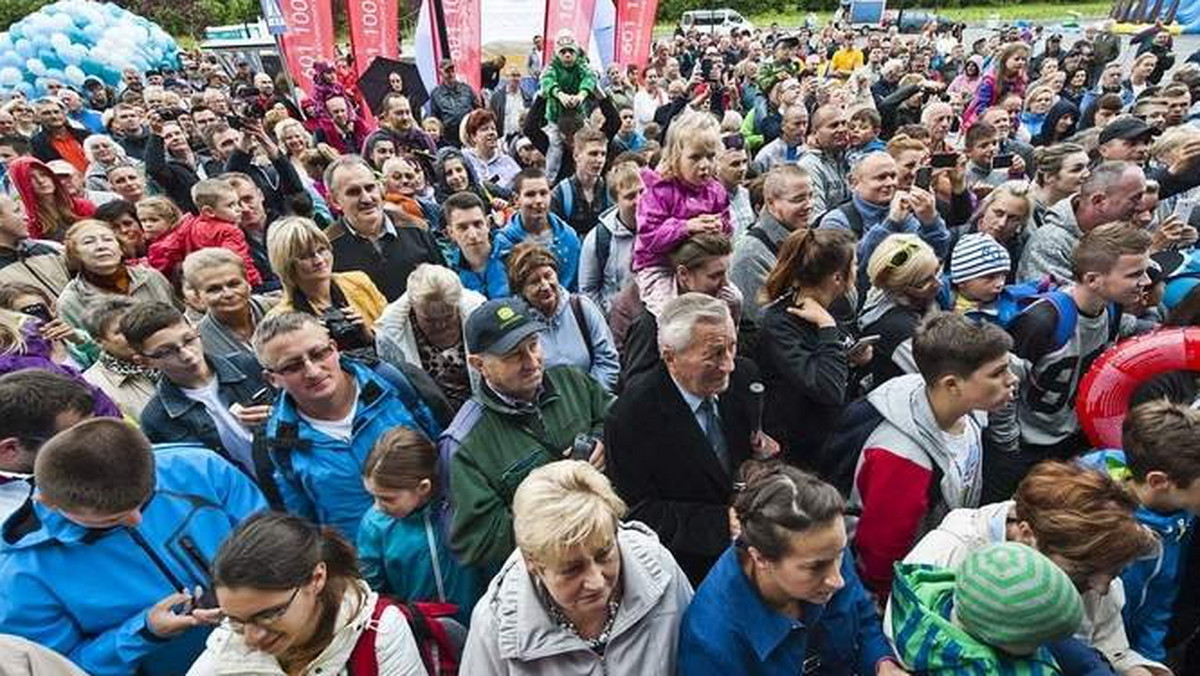 Pierwsi klienci koszalińskiego aquaparku mogli skorzystać w piątek z kąpieli już po godzinie 12, kiedy to obiekt został uroczyście otwarty.